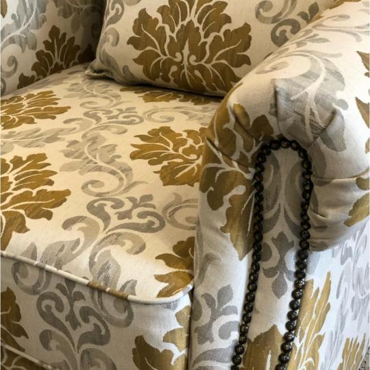 vzorovany kreslo klasicke mediteranske na mieru calunene nabytky lameridiana interierovy dizajn budapest obyvacka nabytok velky provence provansalsky siroky podrucky.jpg